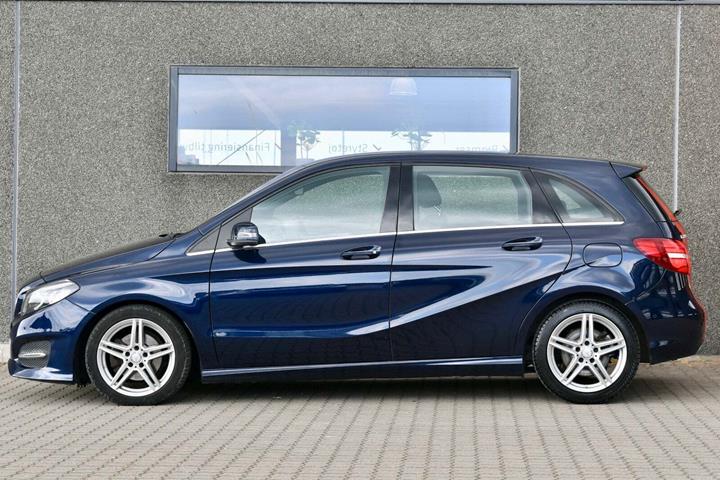 Blå Mercedes B200 d fra 2016