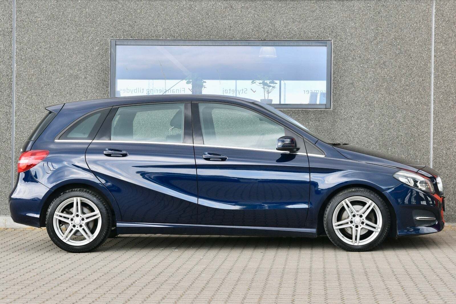 Blå Mercedes B200 d fra 2016