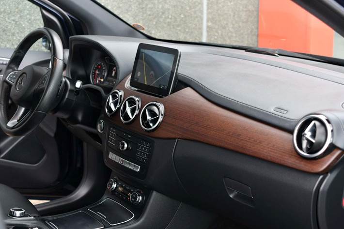 Blå Mercedes B200 d fra 2016