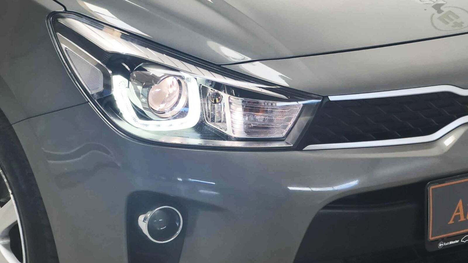 Grå Kia Rio fra 2017