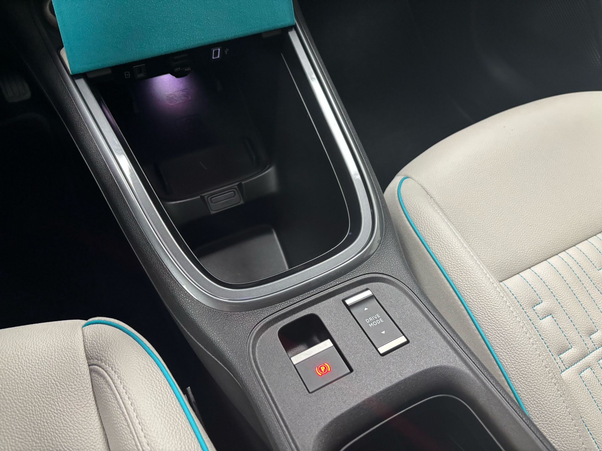 Rød Fiat 600e fra 2023 set indefra