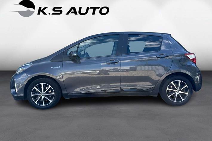Grå Toyota Yaris fra 2020