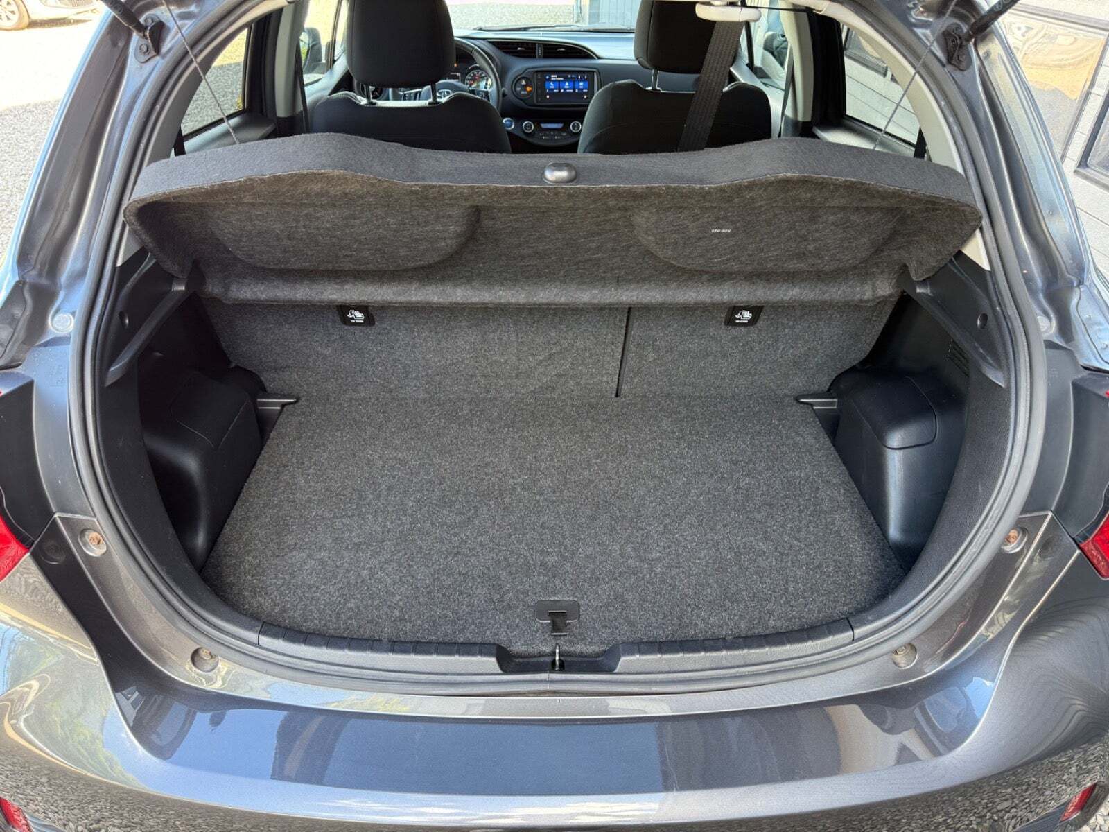 Grå Toyota Yaris fra 2020