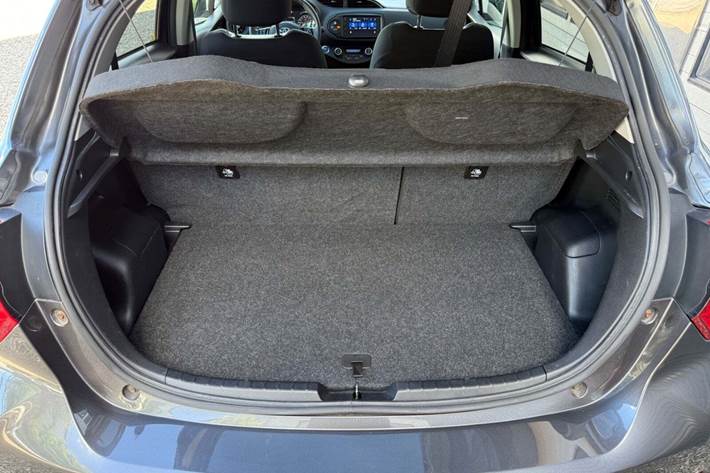 Grå Toyota Yaris fra 2020