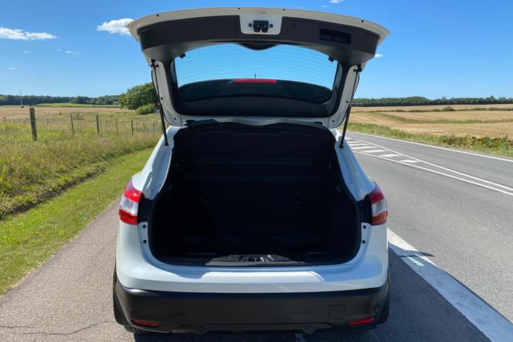 Hvid Nissan Qashqai fra 2016