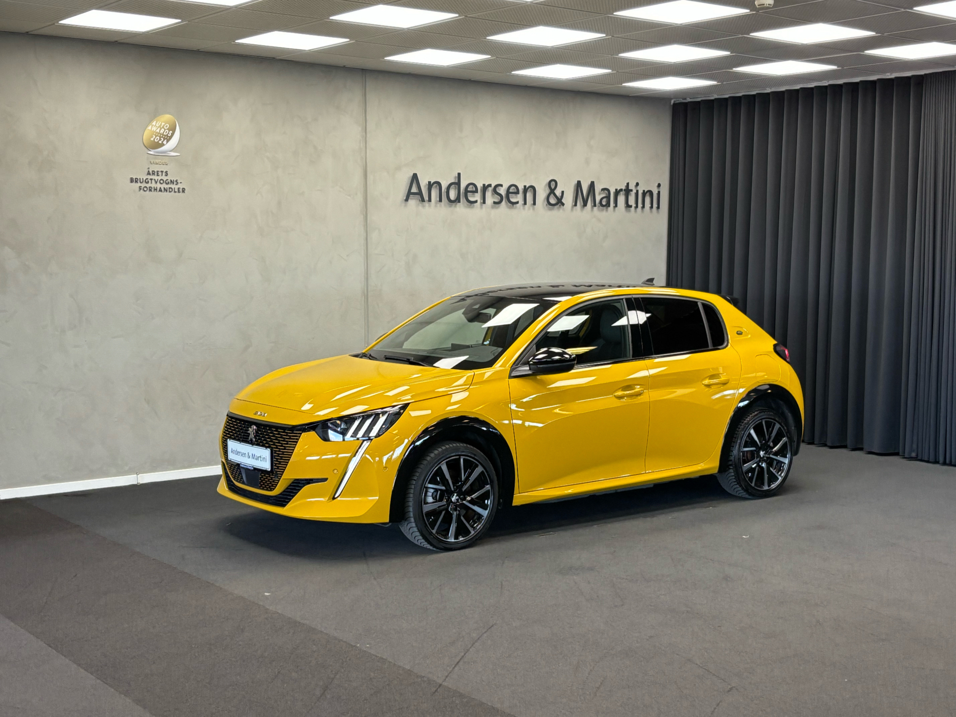 Gul Peugeot e-208 fra 2022 set udefra