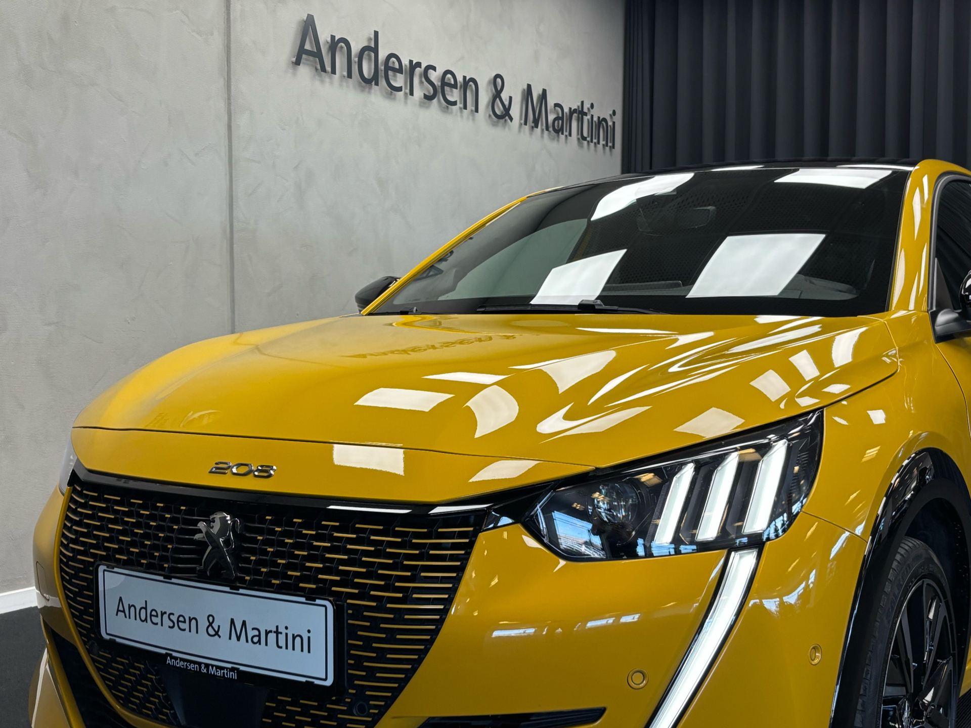 Gul Peugeot e-208 fra 2022