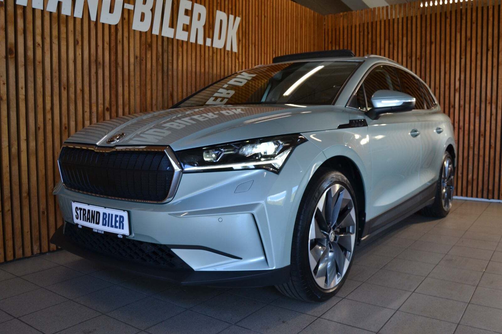 Grøn Skoda Enyaq fra 2021 set udefra