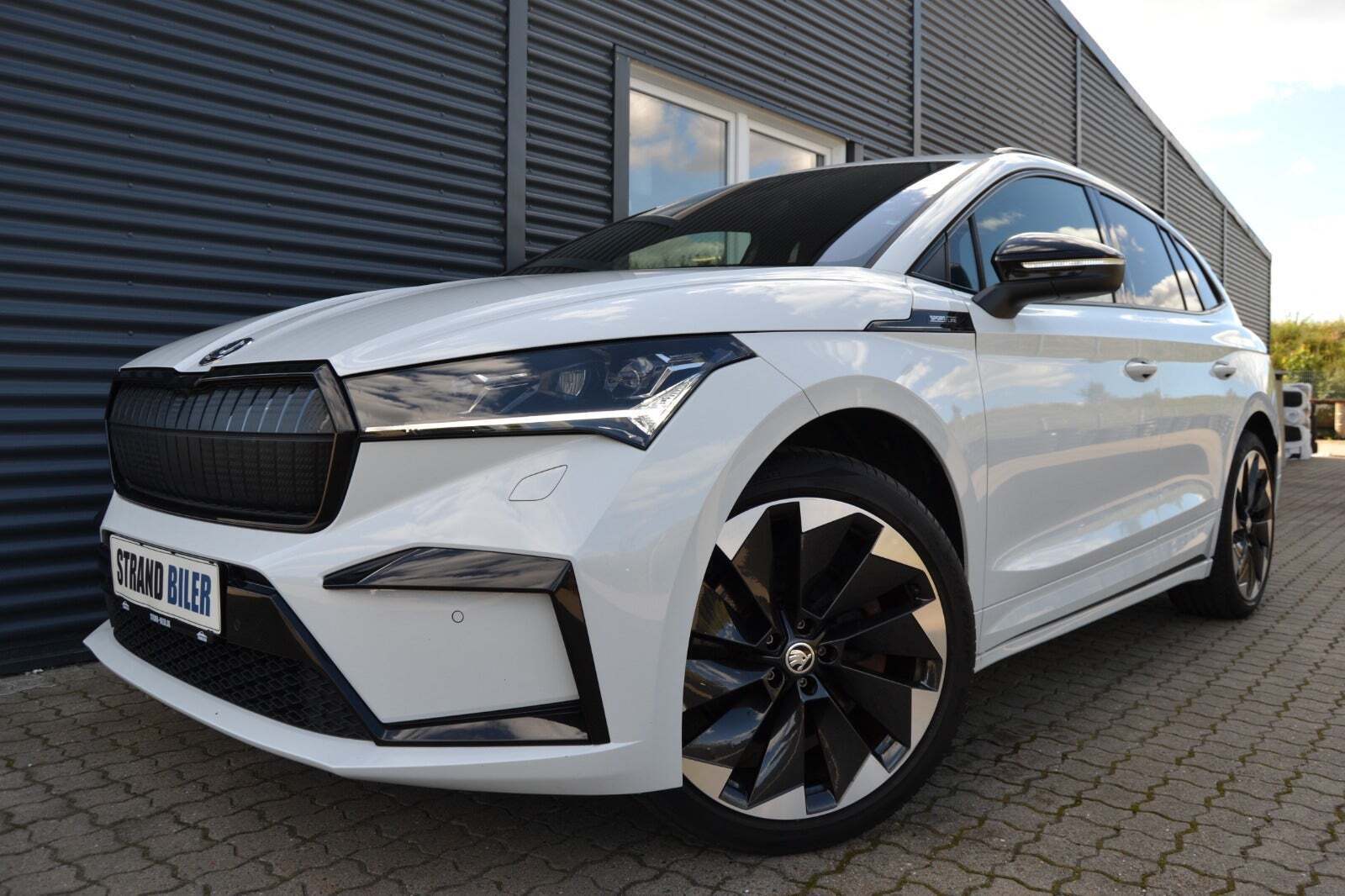 Hvid Skoda Enyaq fra 2022