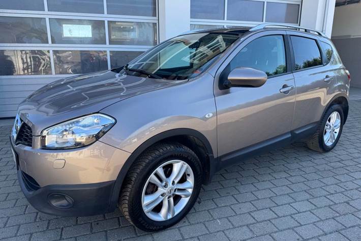 Beige Nissan Qashqai fra 2012 set udefra