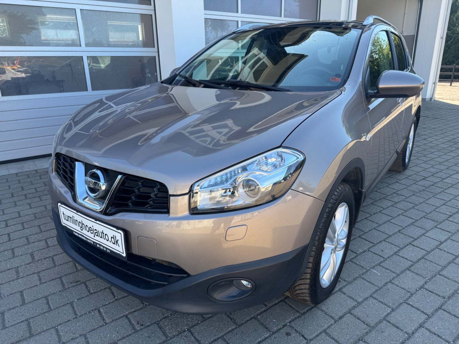 Beige Nissan Qashqai fra 2012