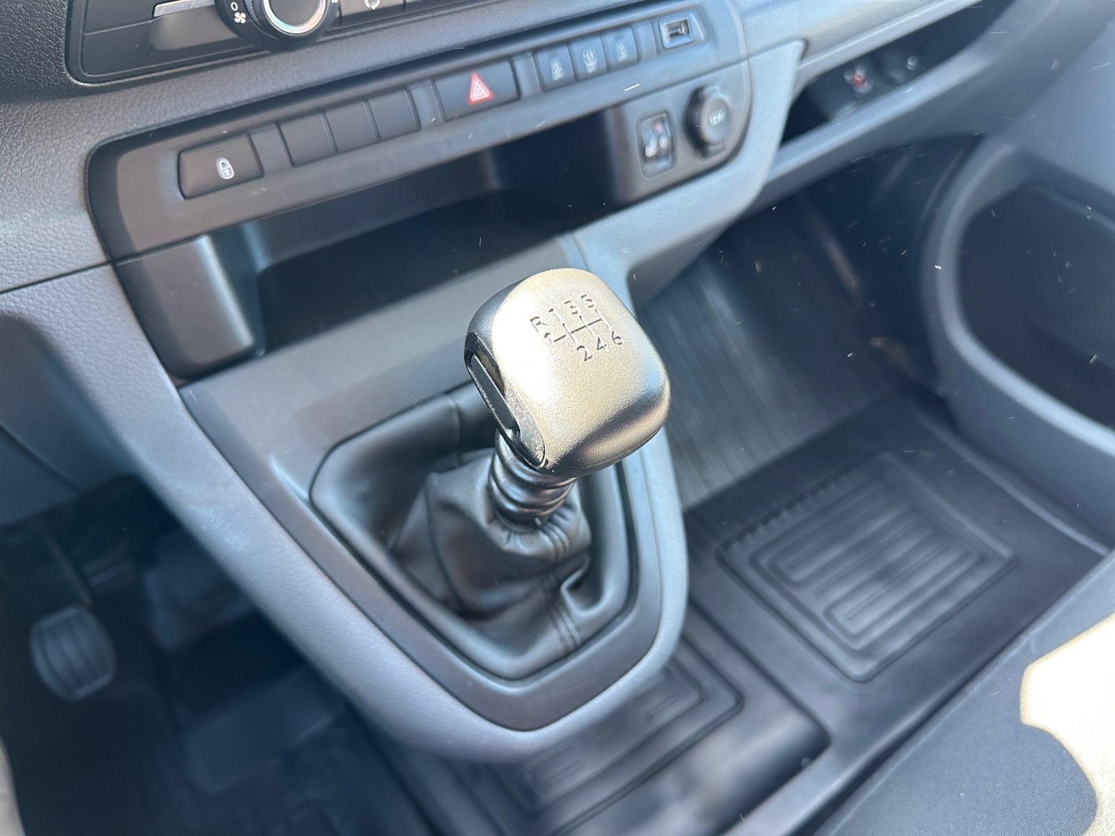 Hvid Toyota Proace Verso fra 2019 set indefra