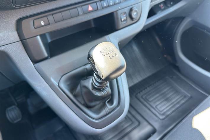 Hvid Toyota Proace Verso fra 2019 set indefra