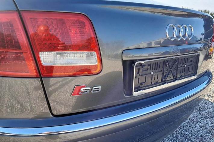 Grå Audi S8 fra 2006