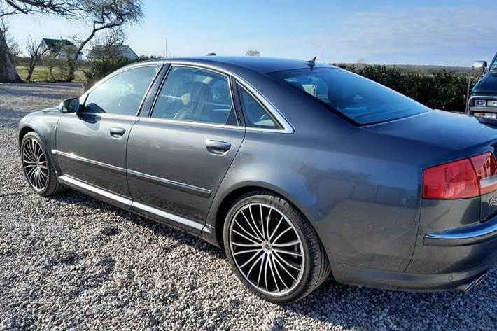 Grå Audi S8 fra 2006