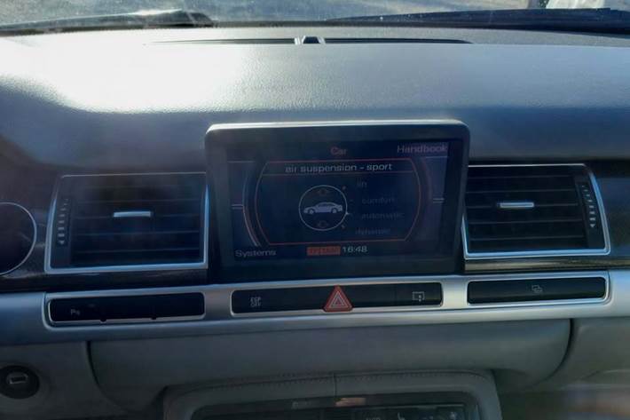Grå Audi S8 fra 2006