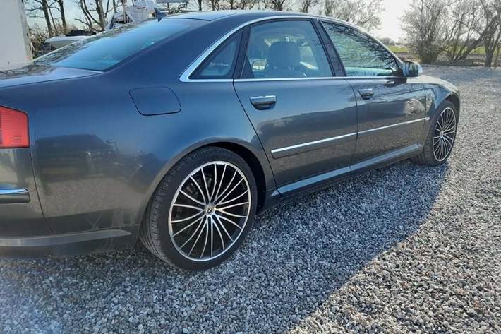 Grå Audi S8 fra 2006