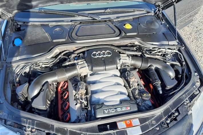 Grå Audi S8 fra 2006