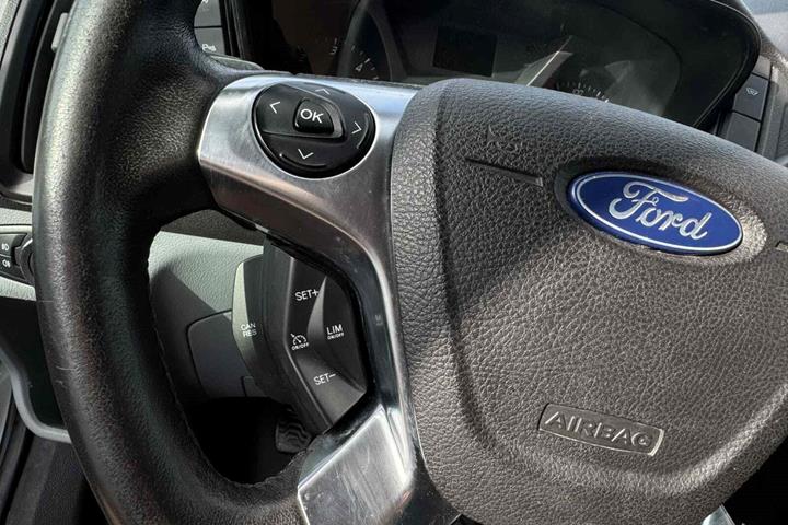 Hvid Ford Transit Custom 310 L1 fra 2018 set indefra