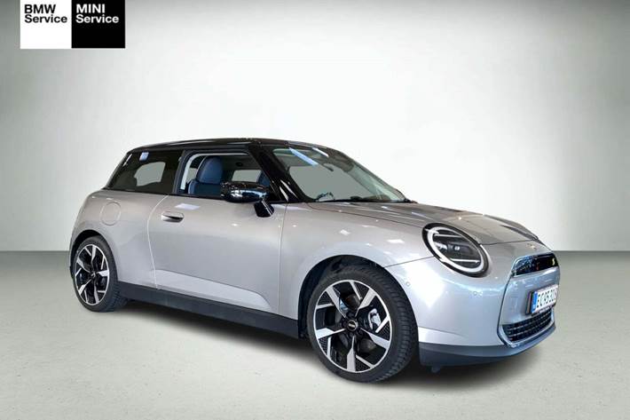 Sølv Mini Cooper SE fra 2024 set udefra