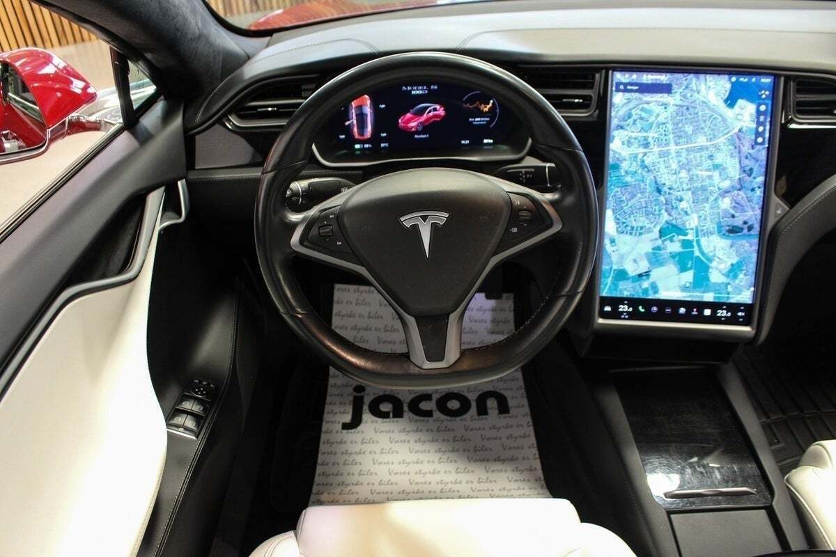Rød Tesla Model S fra 2019