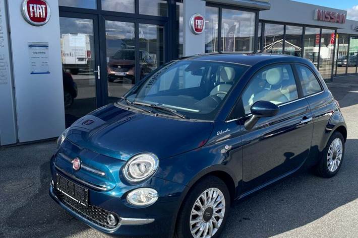 Blå Fiat 500 fra 2021 set udefra
