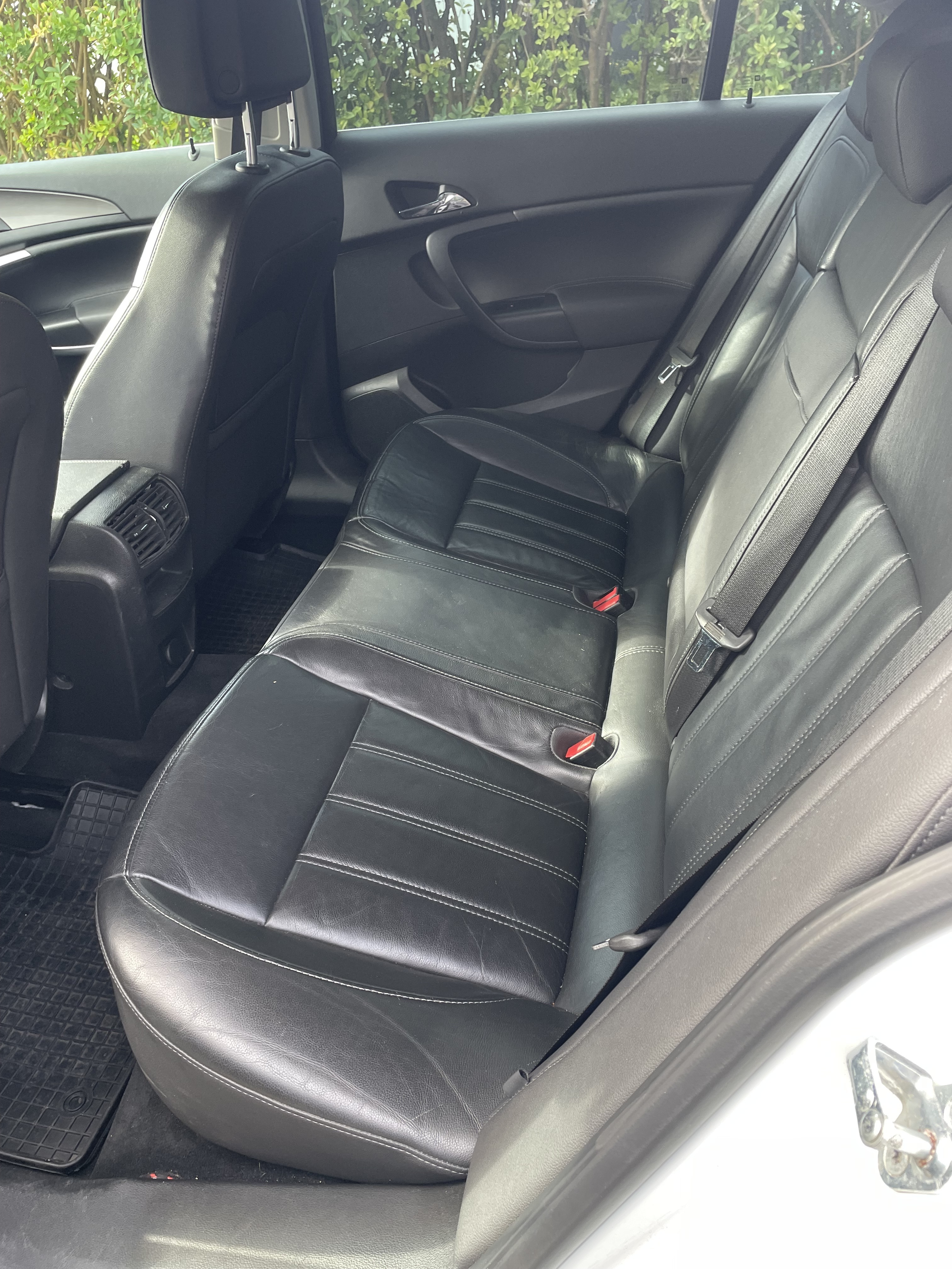 Hvid Opel Insignia fra 2010