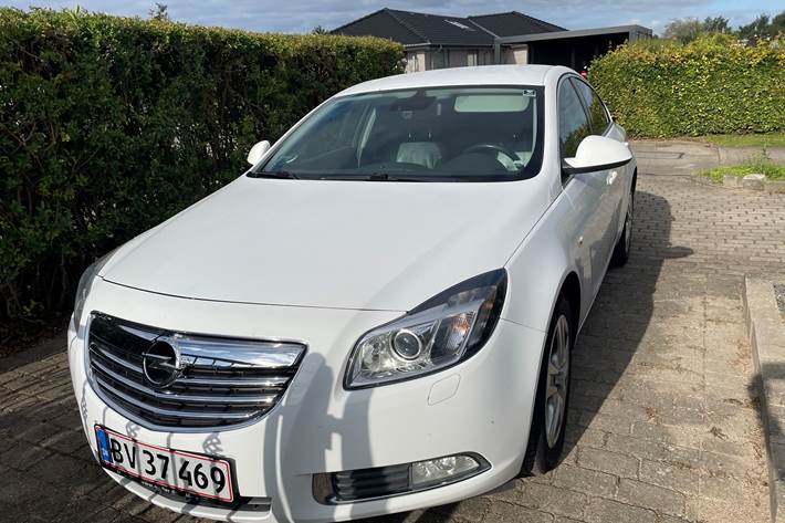 Hvid Opel Insignia fra 2010