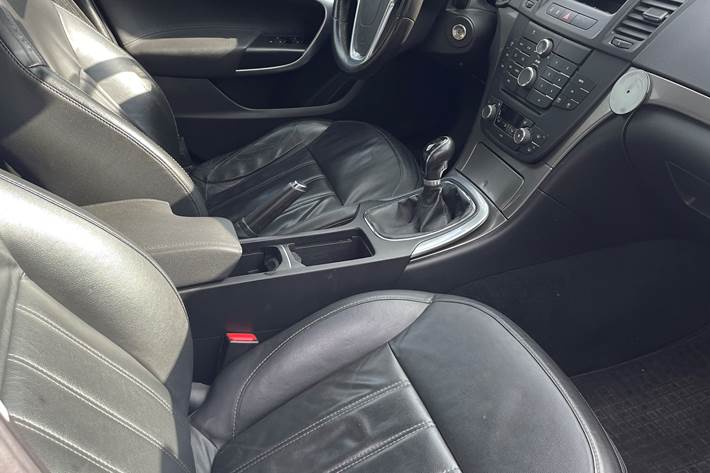 Hvid Opel Insignia fra 2010