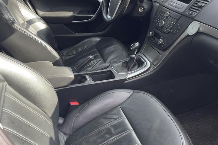 Hvid Opel Insignia fra 2010