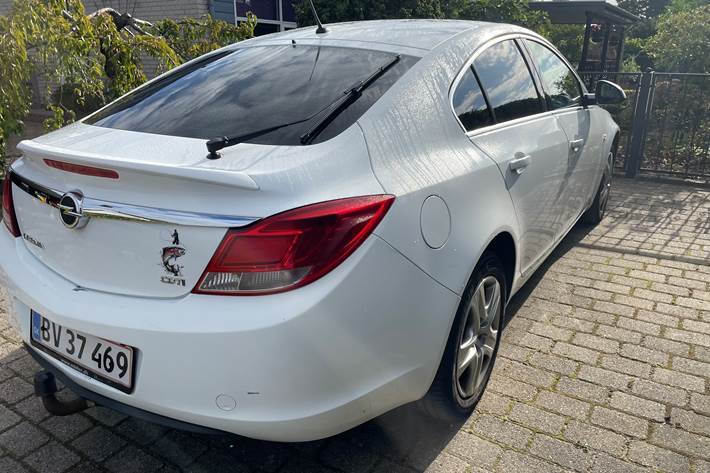 Hvid Opel Insignia fra 2010