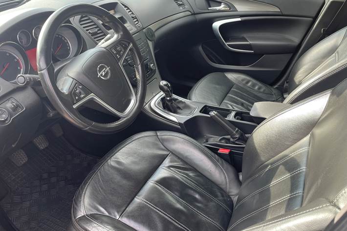 Hvid Opel Insignia fra 2010