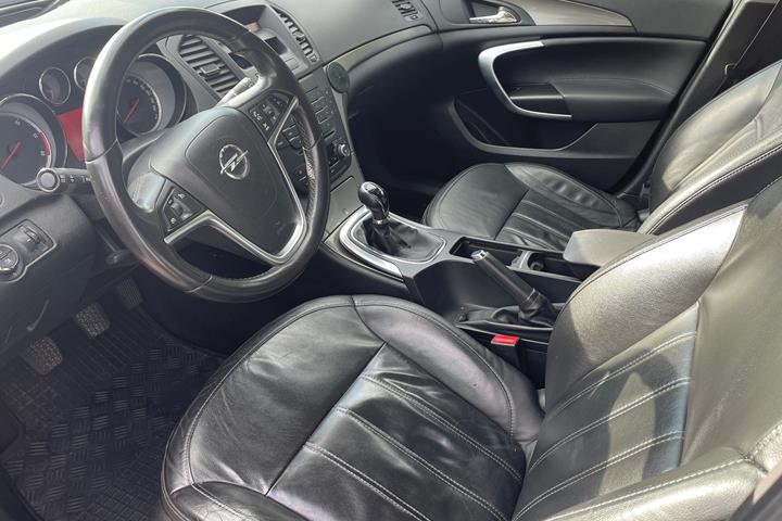 Hvid Opel Insignia fra 2010