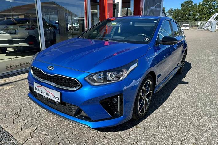 Blå Kia Ceed fra 2020 set udefra
