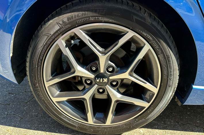 Blå Kia Ceed fra 2020