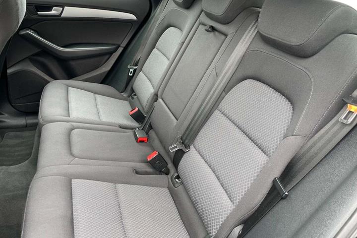 Grå Audi Q5 fra 2016