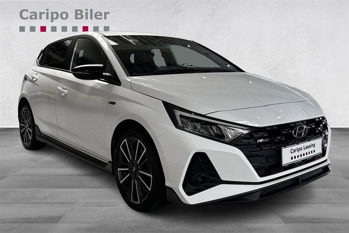Hvid Hyundai i20 fra 2021 set udefra