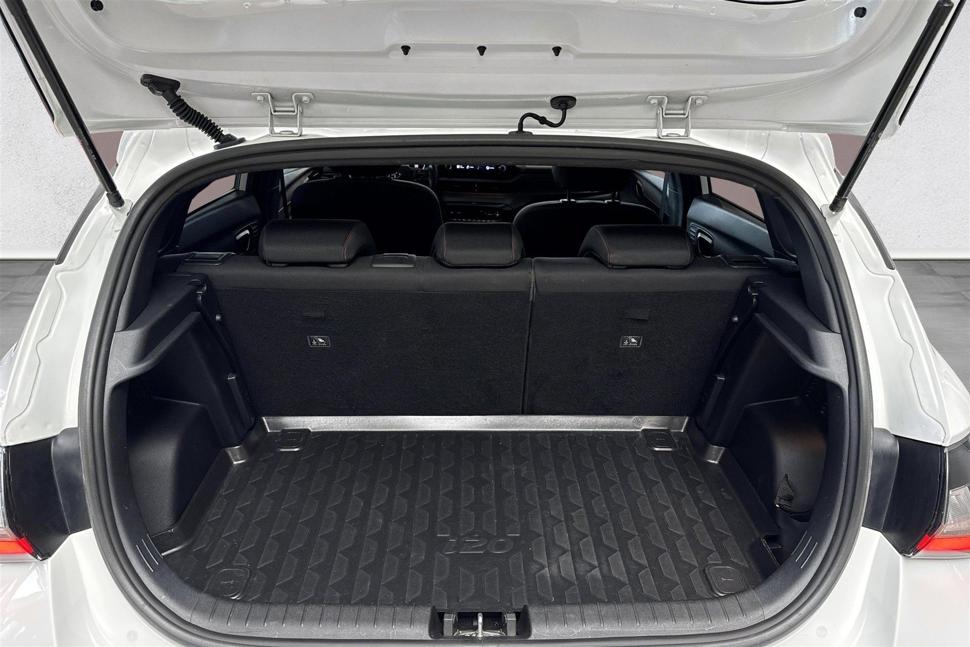 Hvid Hyundai i20 fra 2021