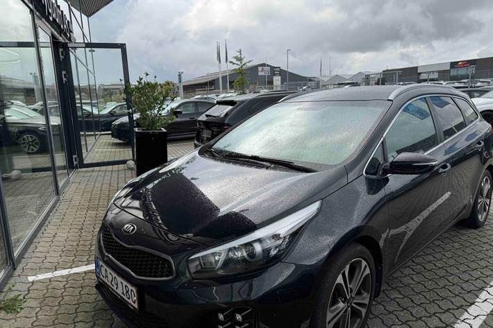 Sort Kia Ceed fra 2018 set udefra