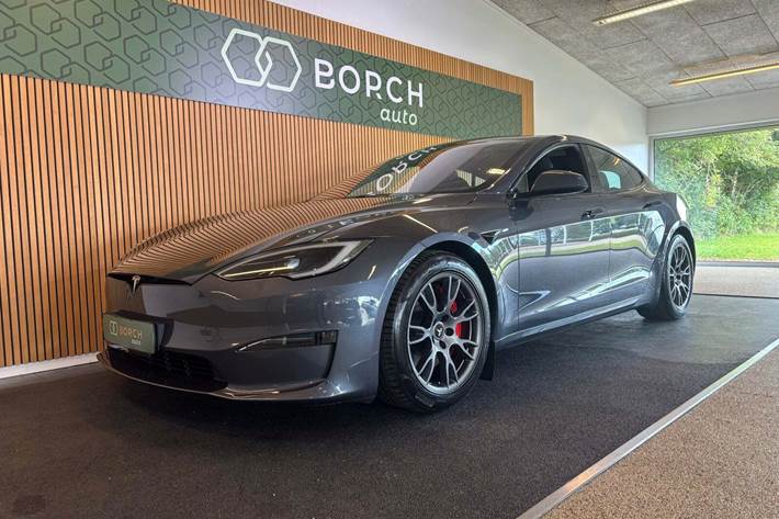 Grå Tesla Model S fra 2023 set udefra