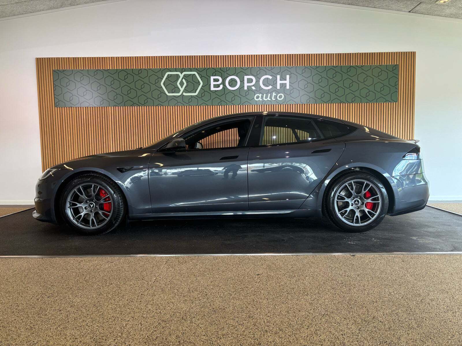 Grå Tesla Model S fra 2023