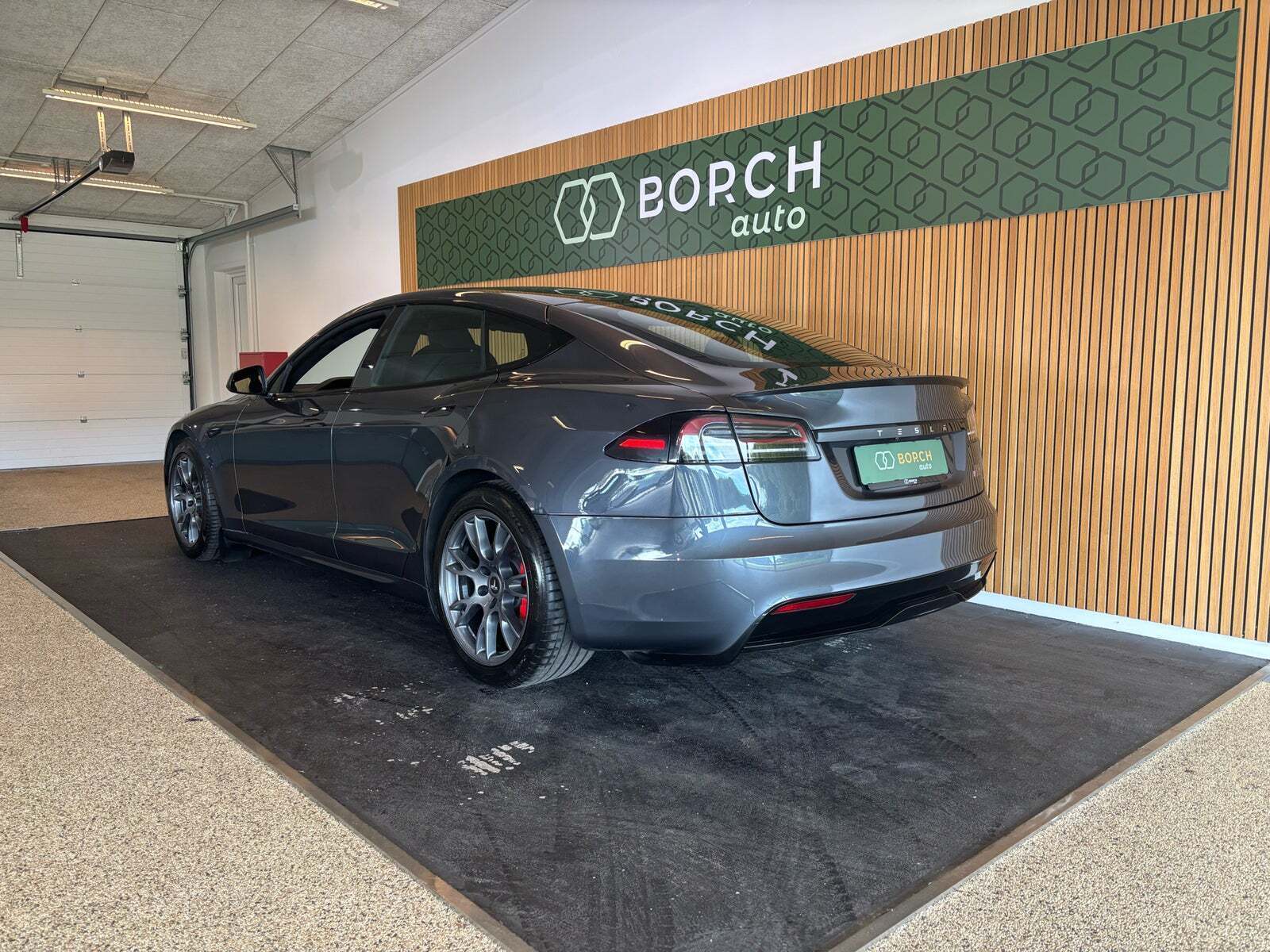 Grå Tesla Model S fra 2023