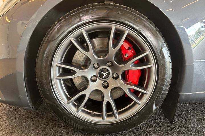 Grå Tesla Model S fra 2023 set udefra