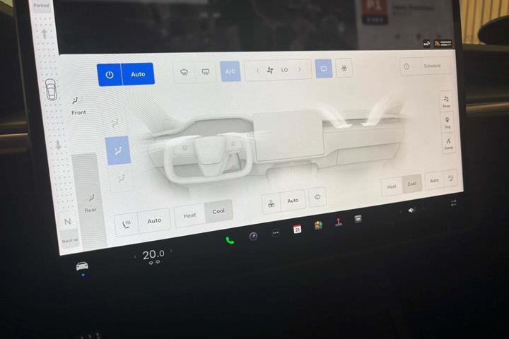 Grå Tesla Model S fra 2023 set indefra