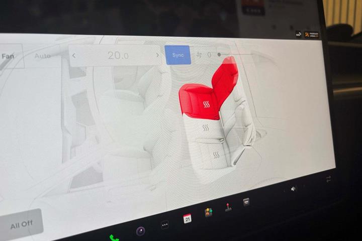 Grå Tesla Model S fra 2023 set udefra