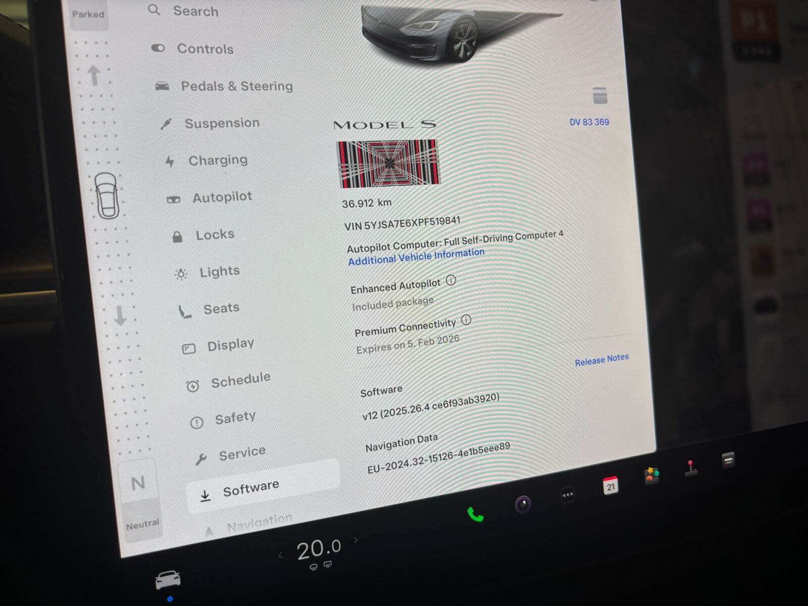 Grå Tesla Model S fra 2023 set udefra