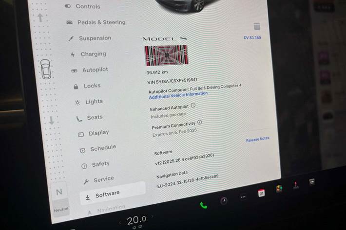 Grå Tesla Model S fra 2023 set udefra