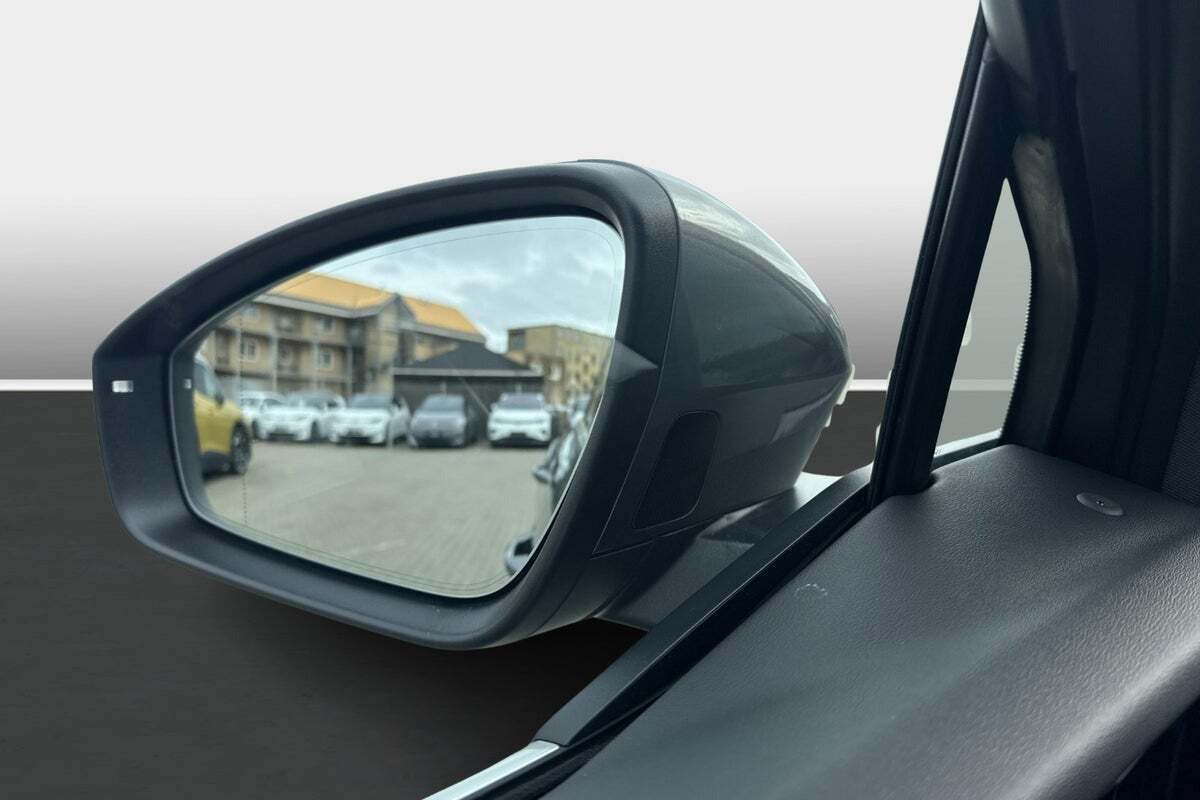 Grå Audi Q4 e-tron fra 2024