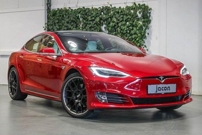 Rød Tesla Model S fra 2019 set udefra