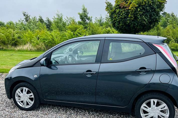 Grå Toyota Aygo 1,0 fra 2014